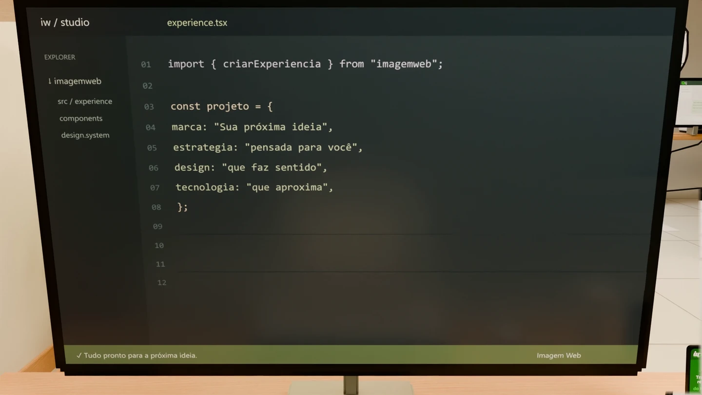 Tela de programação, teclado e estação de desenvolvimento no escritório da Imagem Web.